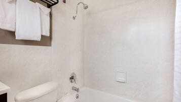 Un baño con inodoro, bañera y ducha.
