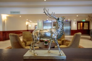 Lobby sitting area - The Aberdeen Altens Hotel (Aberdeen)