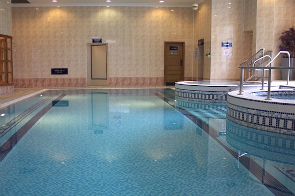 Kolam renang tertutup