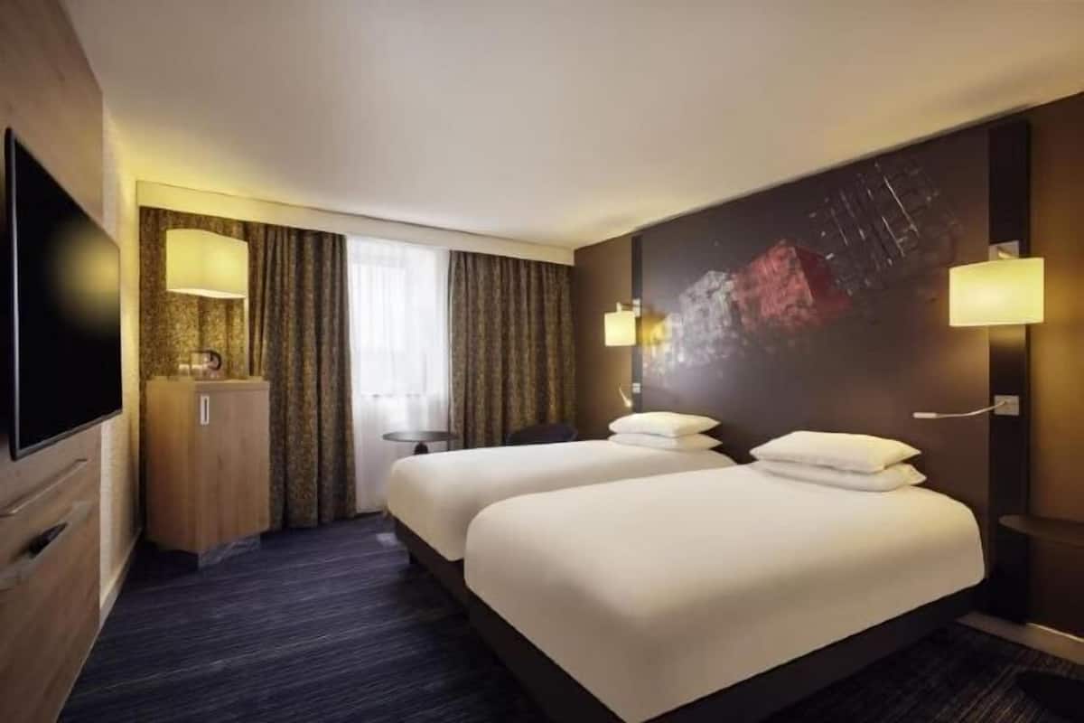 Bantalan ekstra lembut, minibar, brankas, dan tirai kedap cahaya