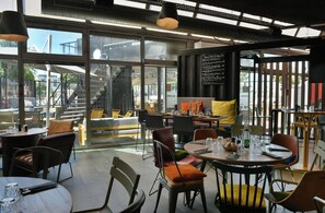 Déjeuner, dîner et souper servis sur place; cuisine française 