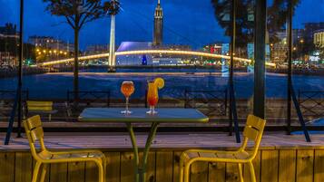 Sert le petit déjeuner, le déjeuner et le dßner