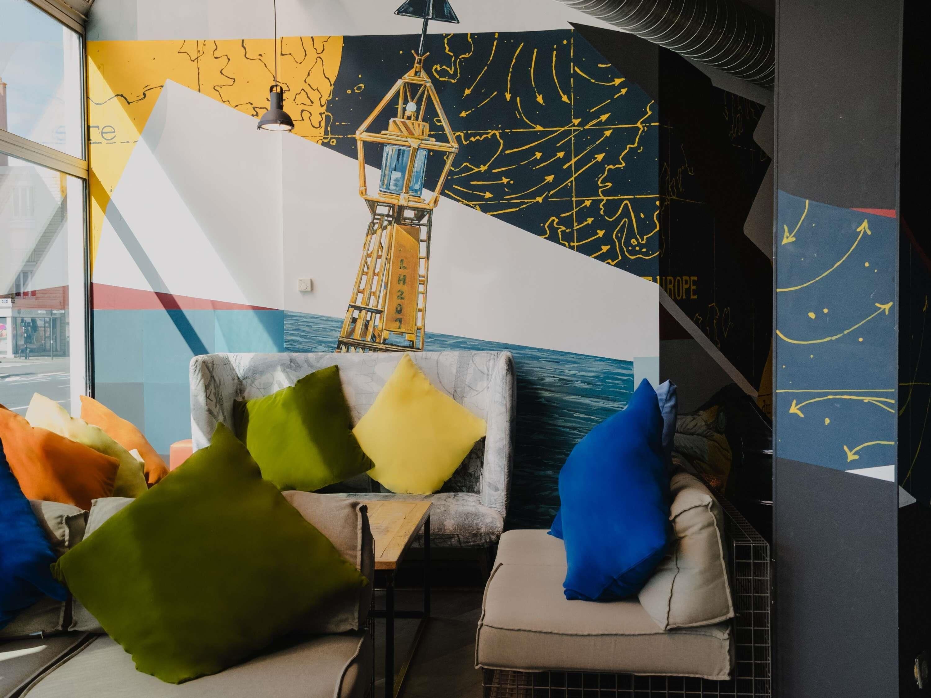 serves breakfast, lunch and dinner