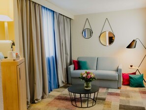 Senger med overmadrass, minibar, safe på rommet og blendingsgardiner