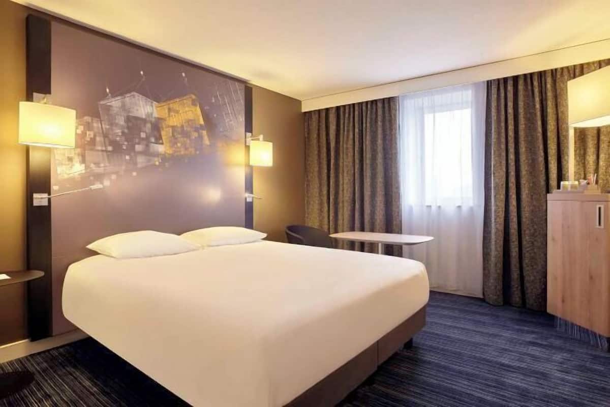 Bantalan ekstra lembut, minibar, brankas, dan tirai kedap cahaya