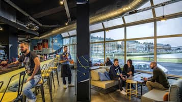 Serveert ontbijt, lunch en diner