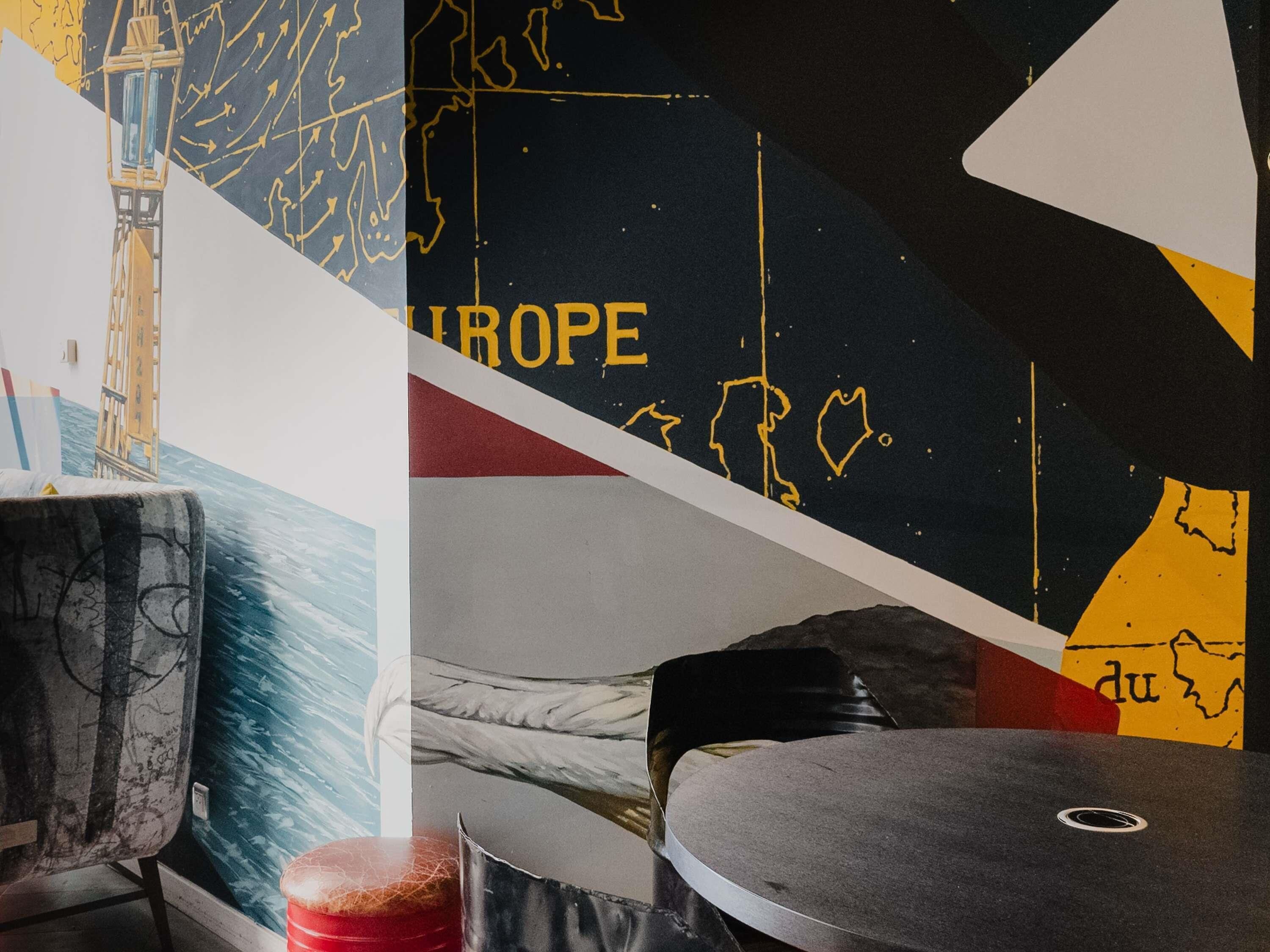 serves breakfast, lunch and dinner