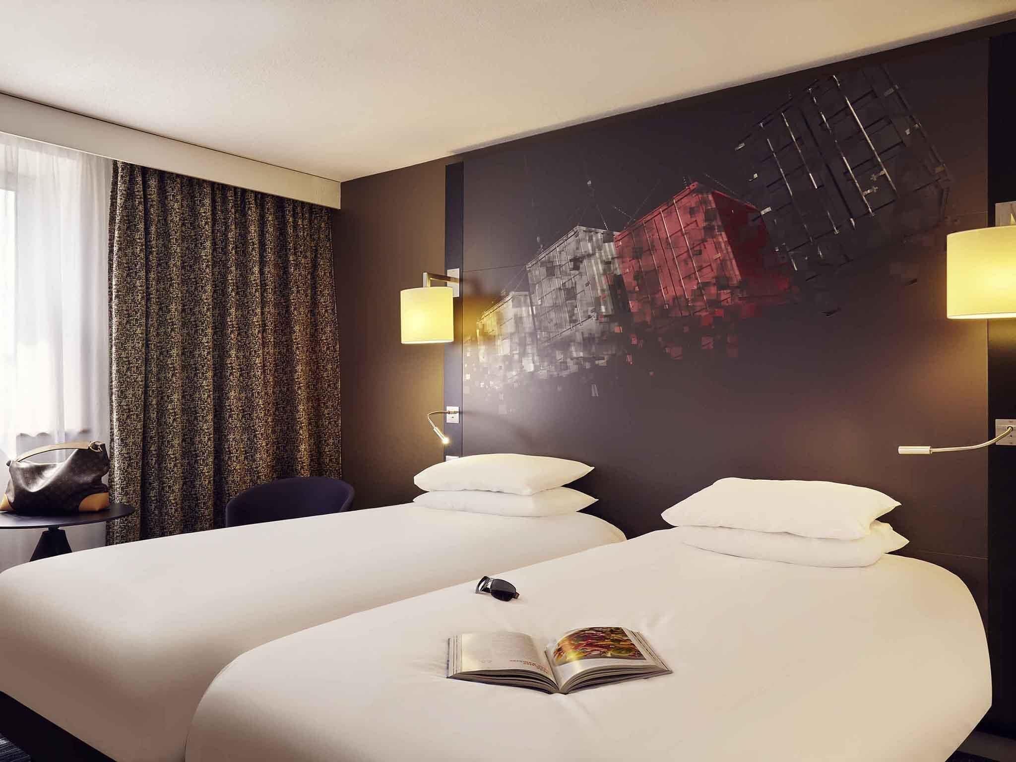 Classic Room, 2 Twin Beds | Pillowtop beds, minibar, in-room safe, blackout drapes