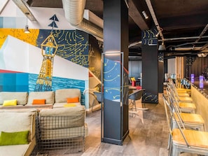 Serves breakfast, lunch and dinner