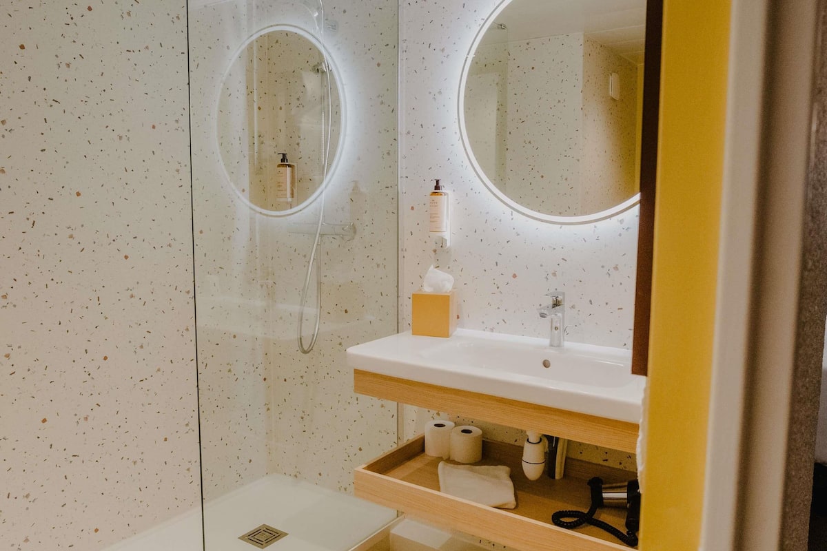 classic room, 1 double bed | pillow-top beds, minibar, in-room safe, blackout curtains