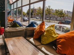 Déjeuner, dîner et souper servis sur place