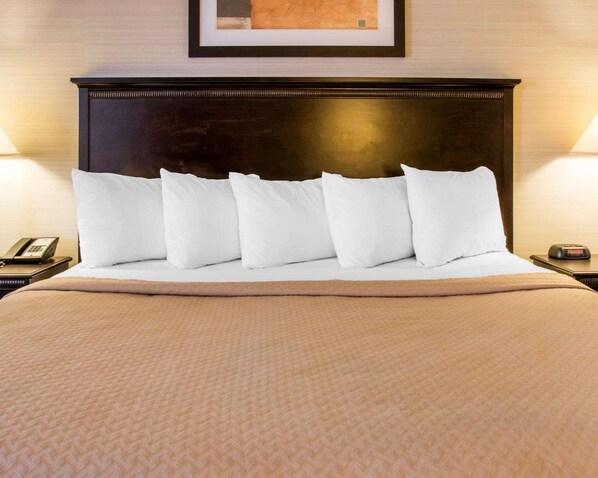 Quarto standard, 1 cama King, para não fumantes | Cofres nos quartos, escrivaninha, cortinas blackout