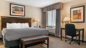 Zimmersafe, Schreibtisch, Verdunkelungsvorhänge, Bügeleisen/Bügelbrett