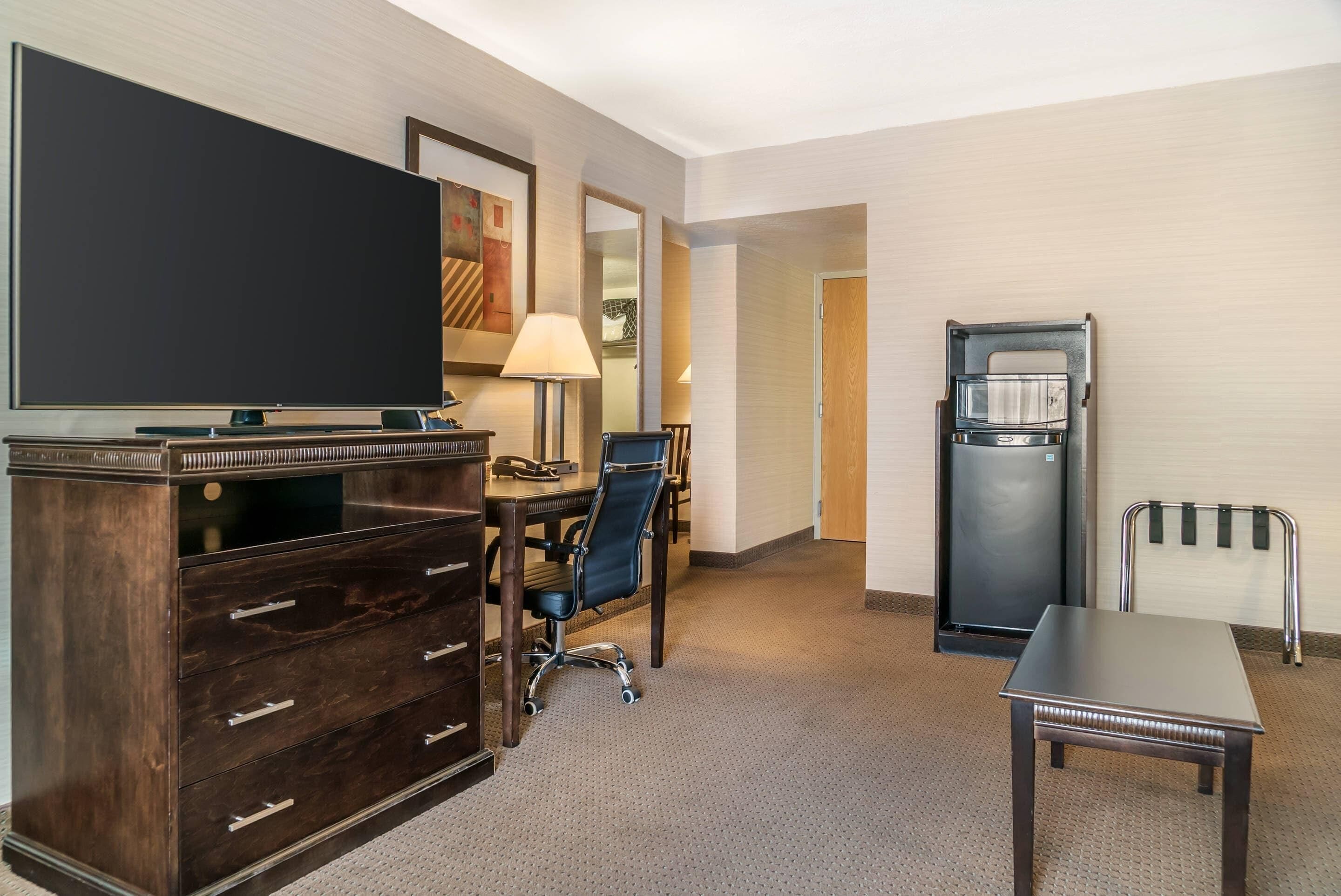 suite king non smoking | in-room safe, desk, blackout curtains, iron/ironing board