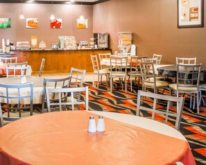 Café da manhã com buffet grátis todos os dias
