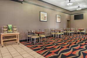 Free daily buffet breakfast  - Quality Inn & Suites Next to the Casino (Battle Creek)