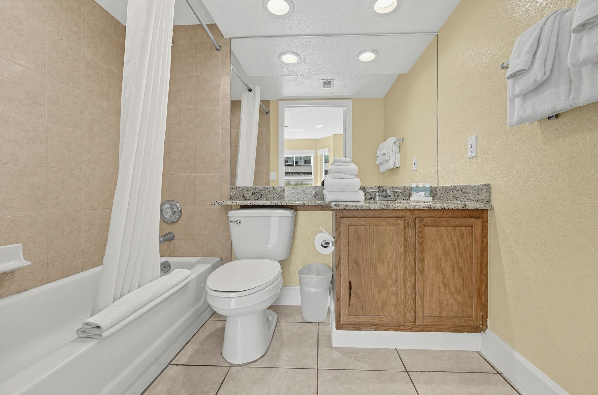 Un baño con bañera, inodoro y tocador.