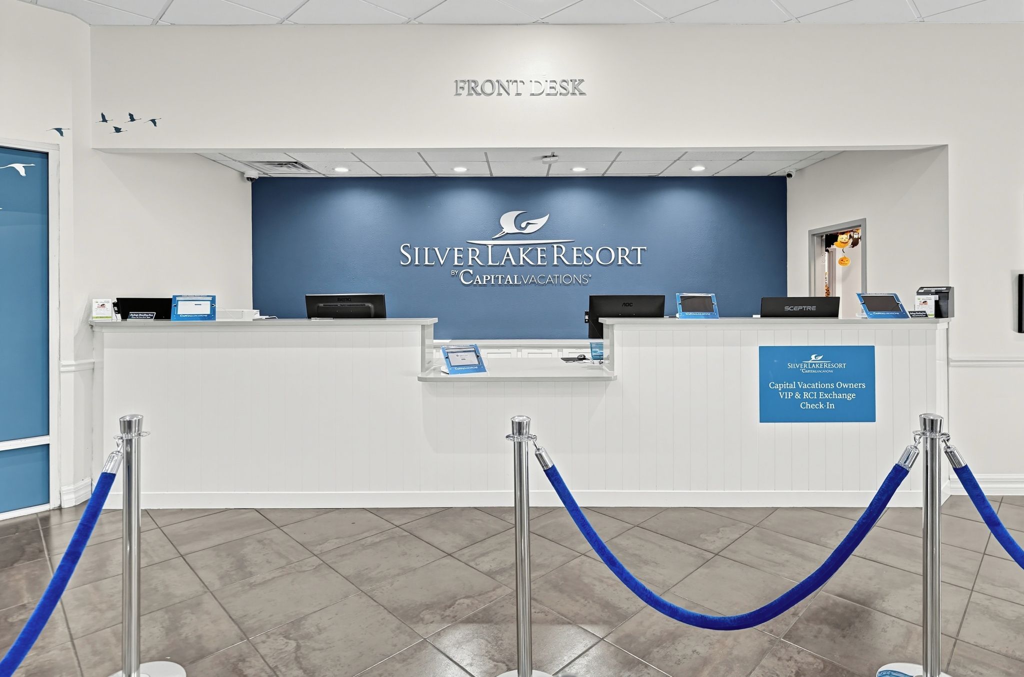 Ein Empfangstisch im Silver Lake Resort by Capitalvacations mit einem Schild für die Check-in-Abwicklung für VIP-Gäste und RCI Exchange.