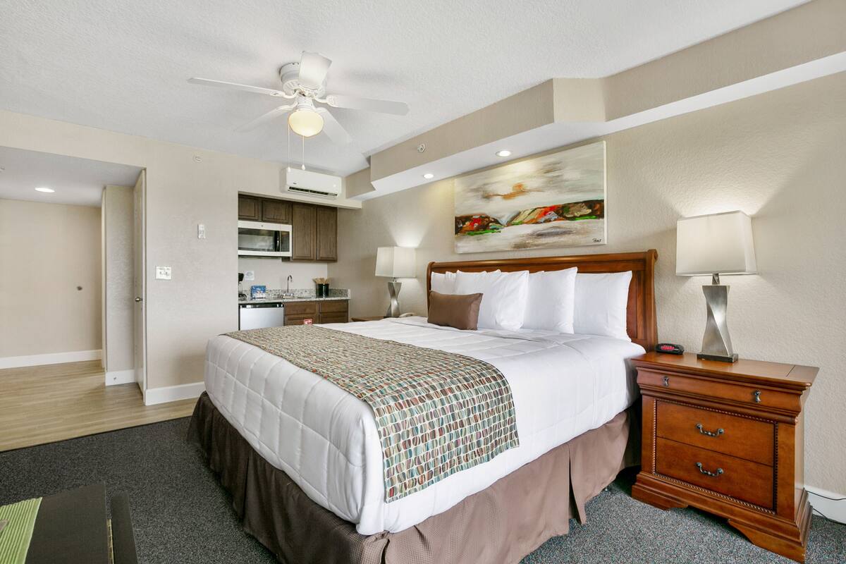 Signature Room, 1 King Bed | Premium bedding, pillowtop beds, in-room safe, desk