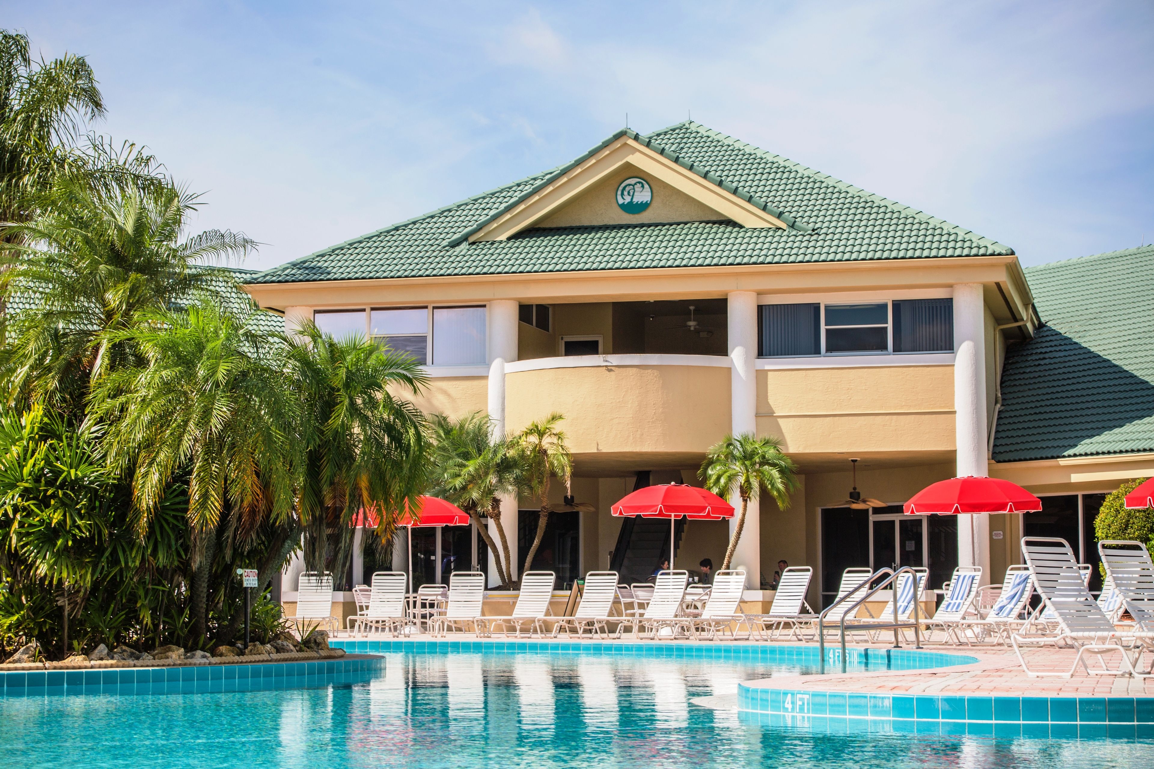 3 piscines extérieures, parasols de plage