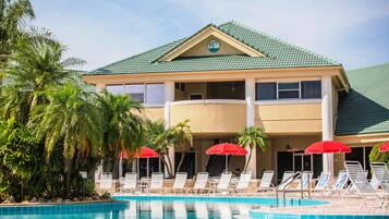 3 outdoor pools, pool umbrellas