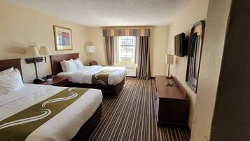 Habitación estándar, 2 camas Queen size, para no fumadores | Escritorio, cortinas blackout y insonorización