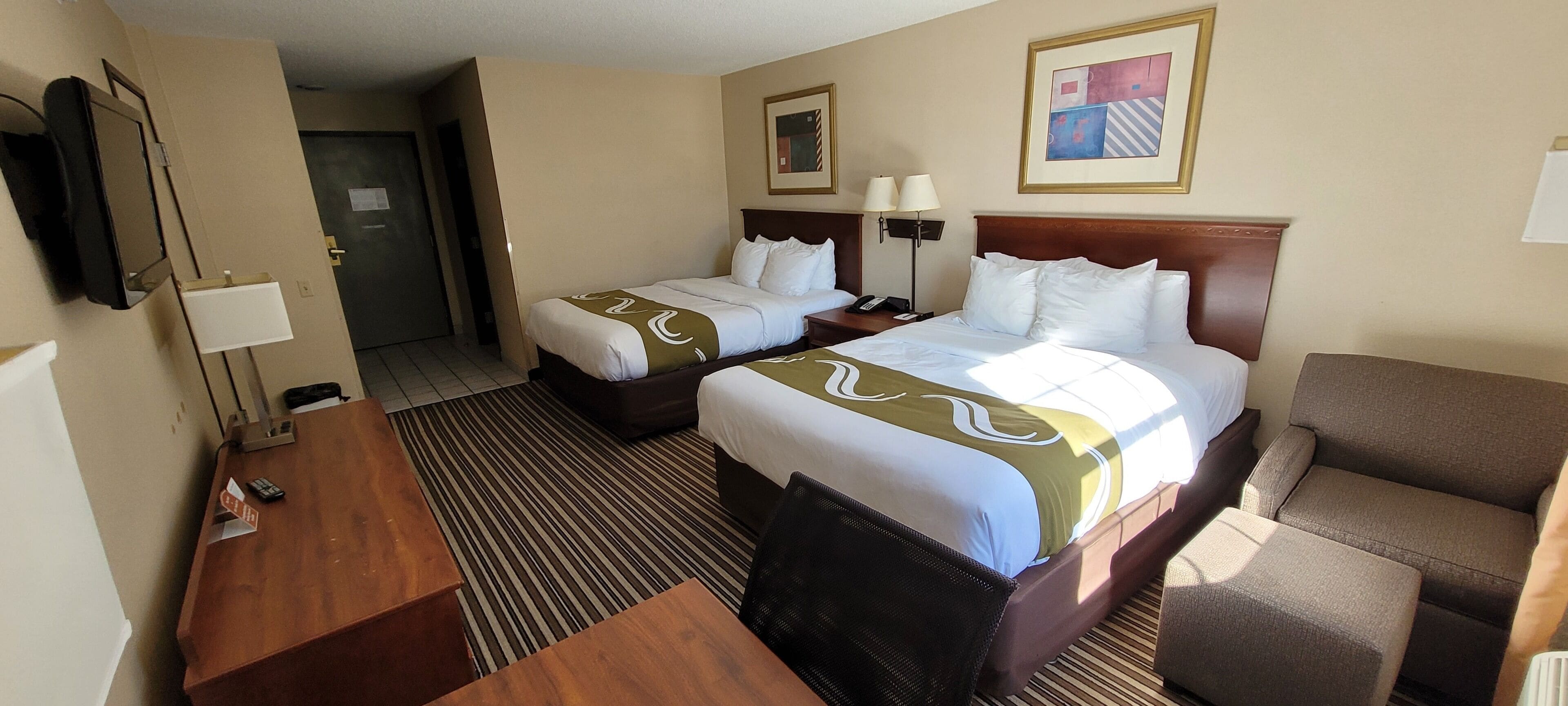 デスク、遮光カーテン、防音設備、アイロン / アイロン台