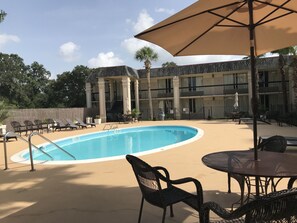 Outdoor pool - Carmel Inn & Suites (Thibodaux)