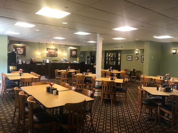 Lunch, dinner, brunch served; Cajun/Creole cuisine, pool views