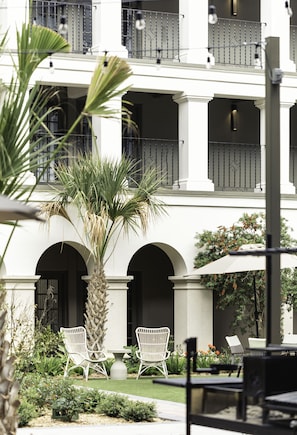 Courtyard - Estancia del Norte San Antonio, Tapestry Collection by Hilton (San Antonio)