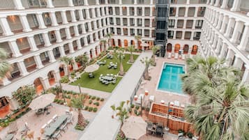 Kolam renang outdoor, dengan kursi berjemur