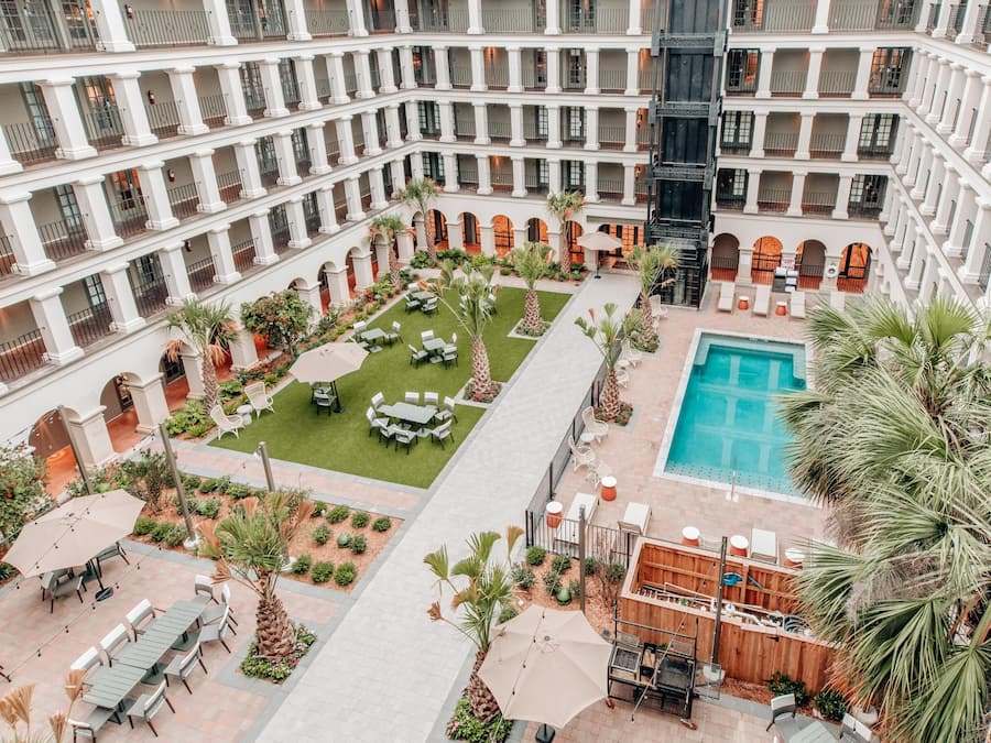 Kolam renang outdoor, dengan kursi berjemur