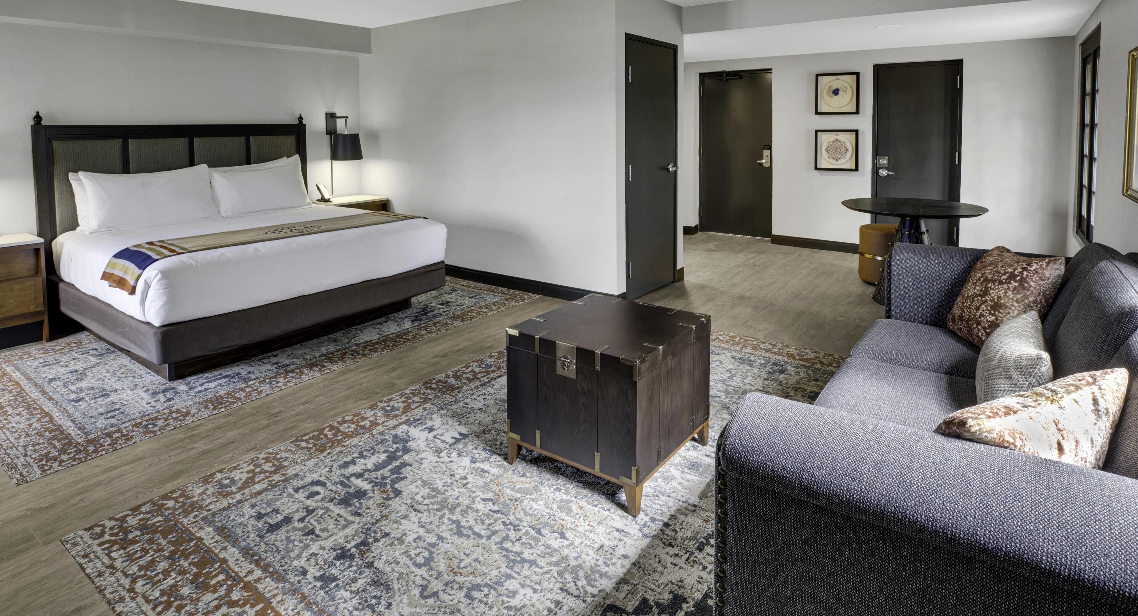 Room, 1 King Bed, Corner | Premium bedding, down comforters, in-room safe, desk