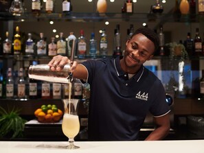Un bartender sirviendo una bebida en un vaso.