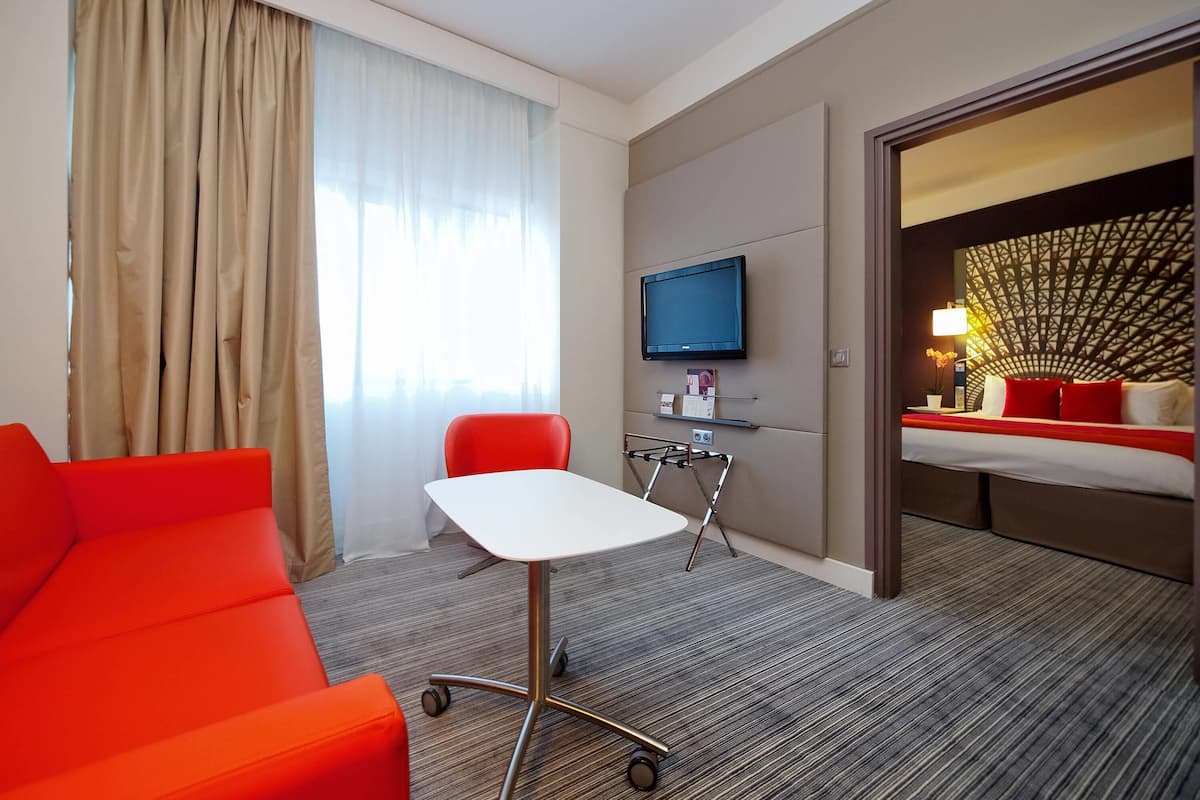 Suite, 1 Katil Raja (King) dengan Katil Sofa | Peralatan tempat tidur premium, peti besi dalam bilik