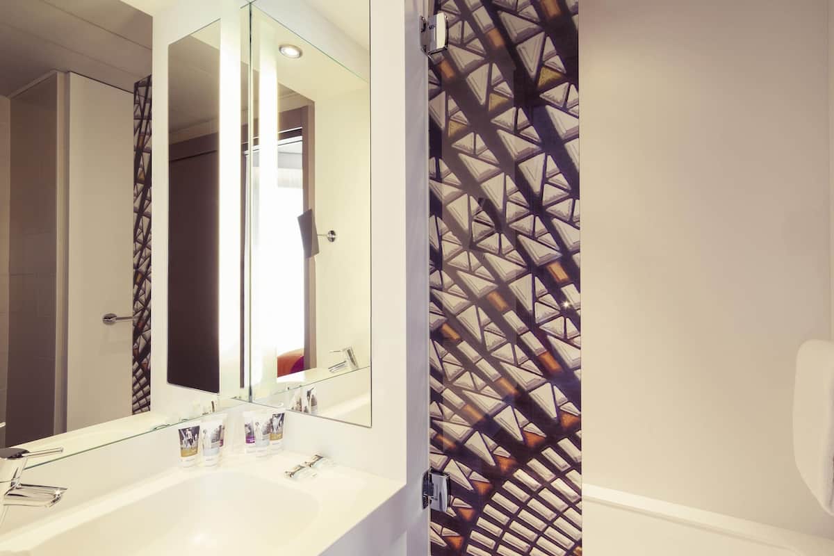 Premium bedding, in-room safe, blackout drapes, soundproofing