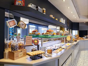 Daily continental breakfast (EUR 19.5 per person)