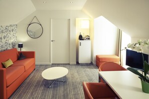 Executive Suite, 1 King Bed with Sofa bed | Living area