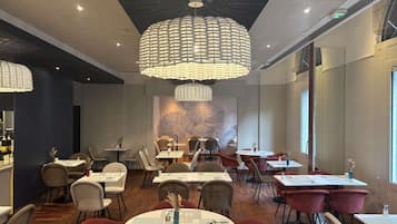 Desayuno continental diario (EUR 19.5 por persona)