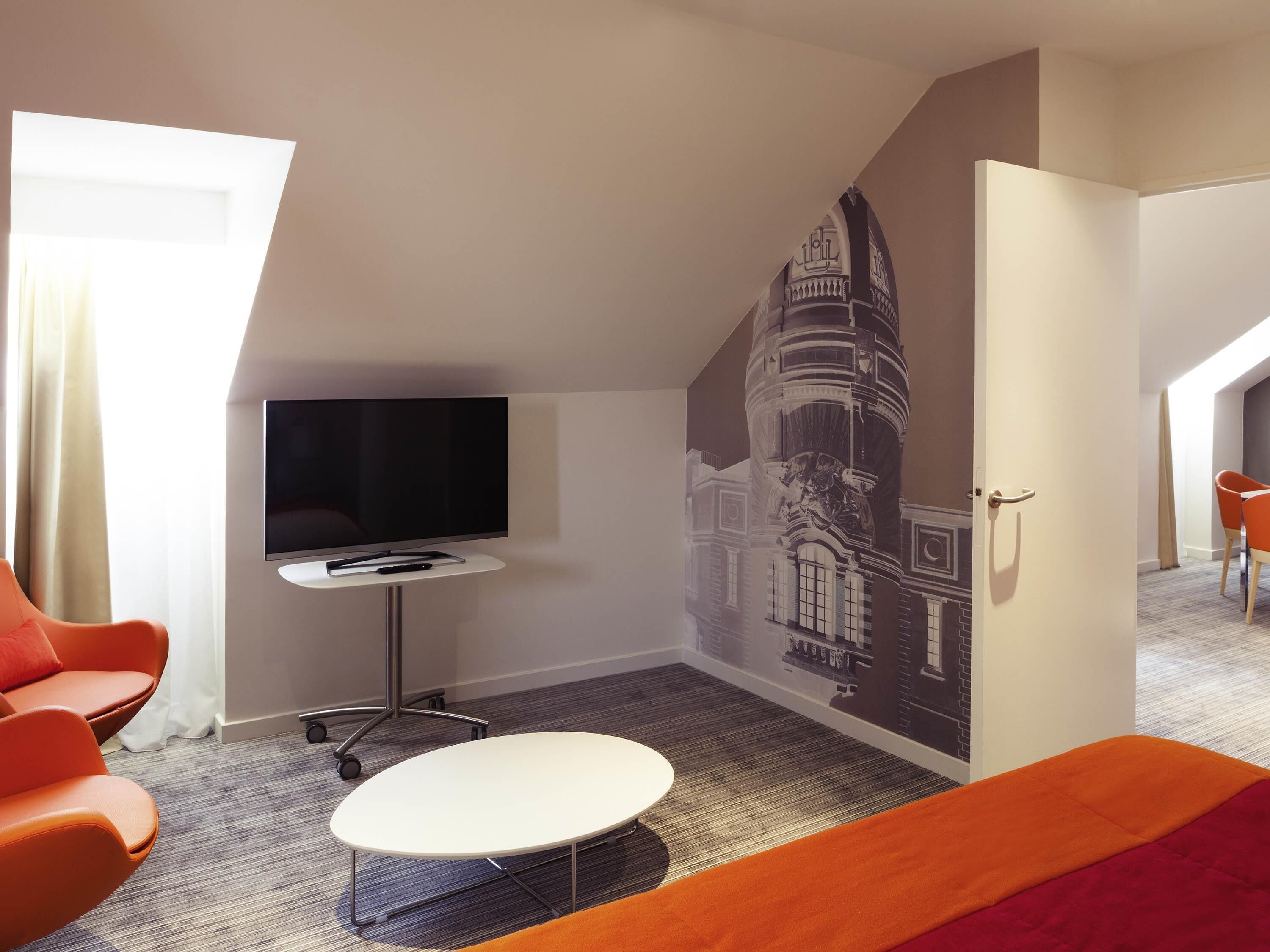 Executive Suite, 1 King Bed with Sofa bed | Premium bedding, in-room safe, blackout curtains, soundproofing