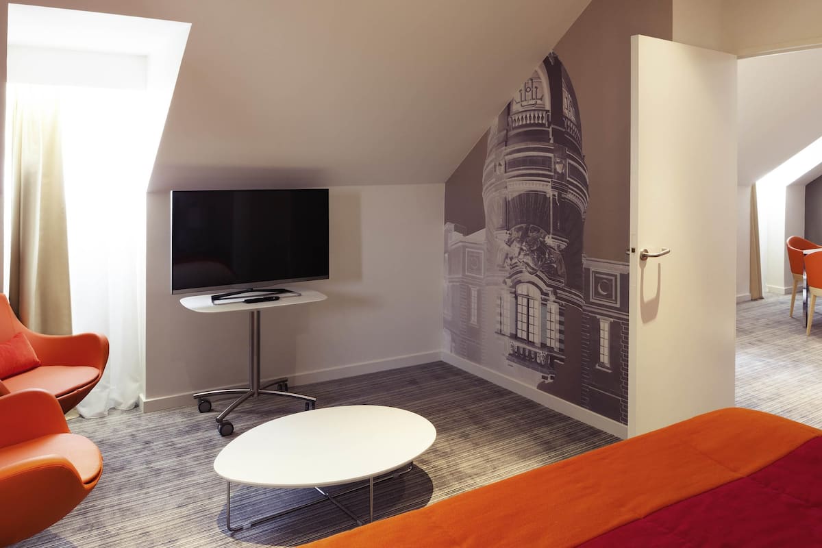 Executive Suite, 1 King Bed with Sofa bed | Premium bedding, in-room safe, blackout curtains, soundproofing