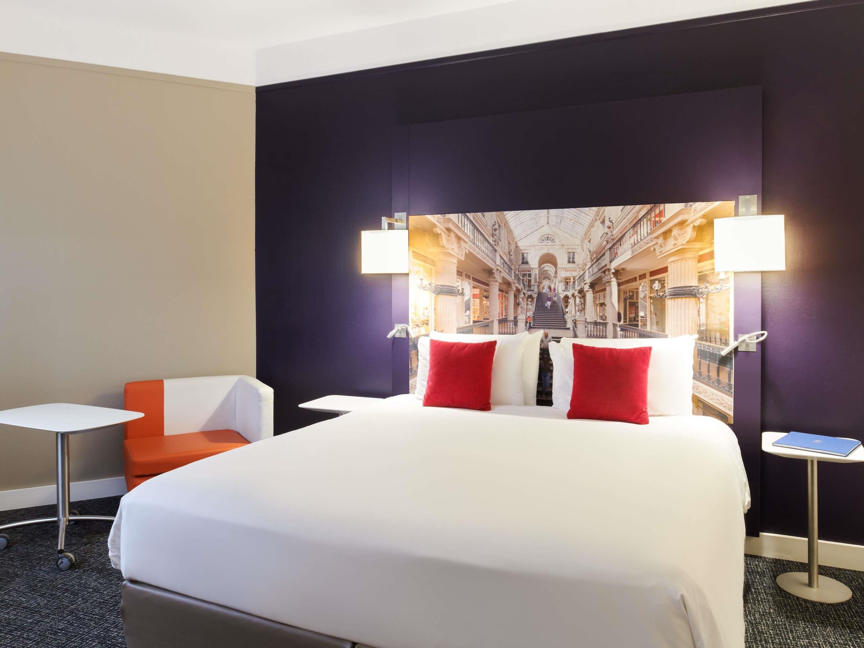 Premium bedding, in-room safe, blackout drapes, soundproofing