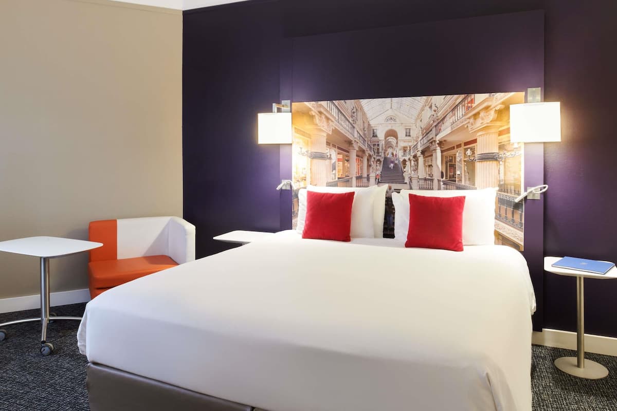 Premium bedding, in-room safe, blackout curtains, soundproofing