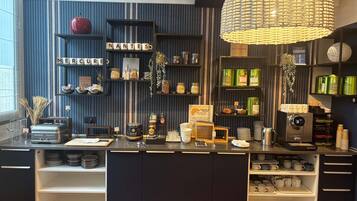 Petit déjeuner continental (19.5 EUR par personne)