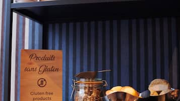Une étagère contenant des produits sans gluten, un panneau indicateur et un bocal de granola.