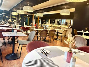 Daily continental breakfast (EUR 19.5 per person) - Mercure Nantes Centre Grand Hotel (Nantes)