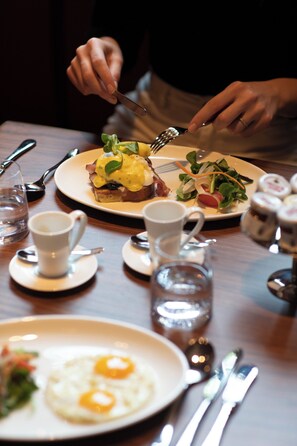 Petit déjeuner buffet servi tous les jours en supplément