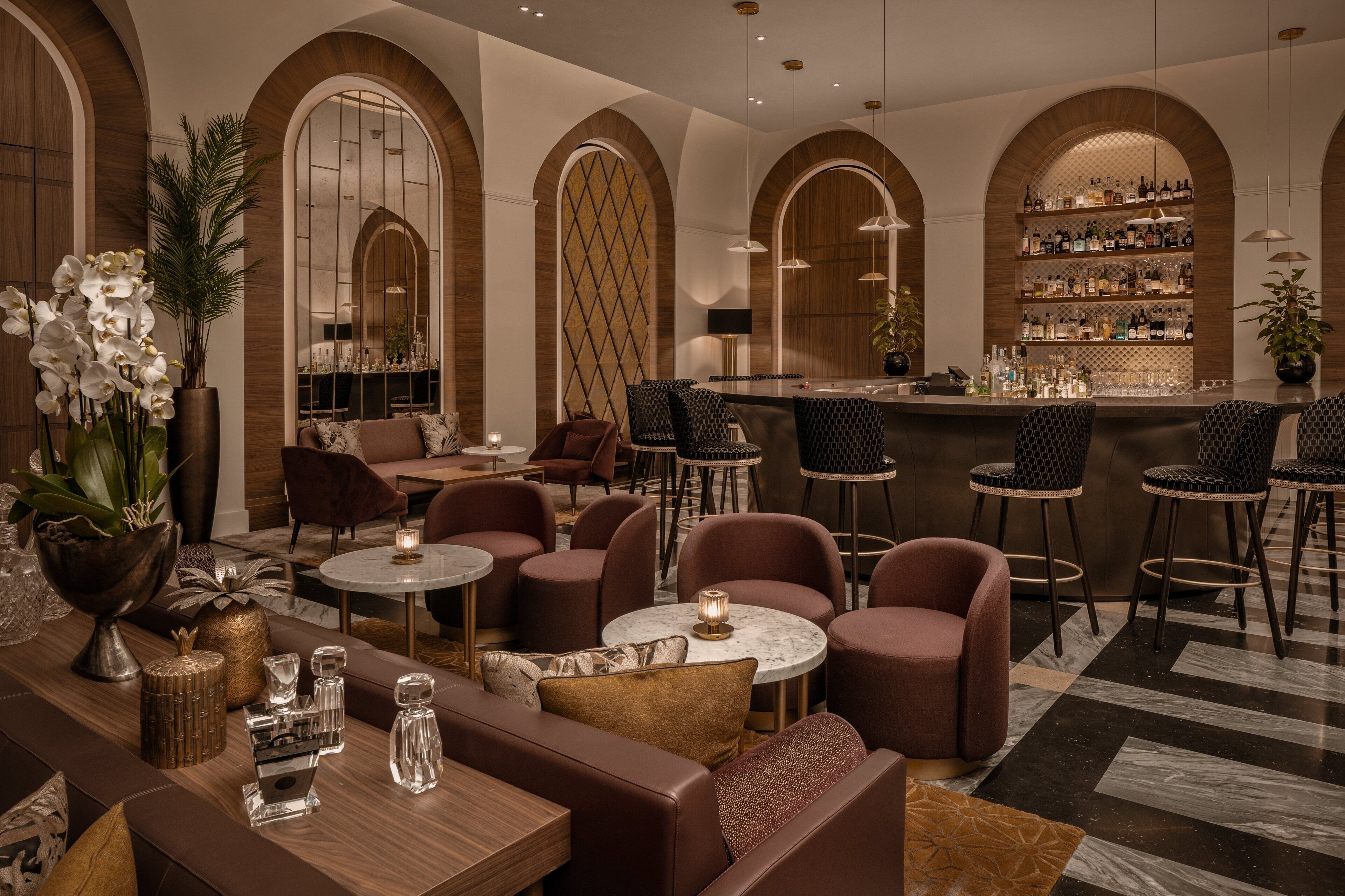 2 bars/lounges, lobby lounge