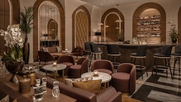2 bars/lounges, lobby lounge
