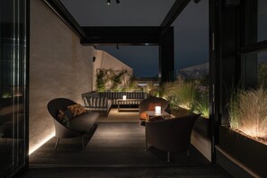 2 bars i un lounge al vestíbul 